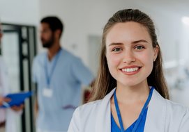 © Halfpoint / iStock Porträt einer jungen Ärztin auf dem Flur des Krankenhauses